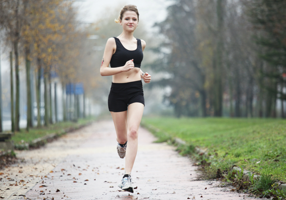 L am running. Девушка бежит. Бег девушки. Бег в юбке. Женщина бежит вперед.